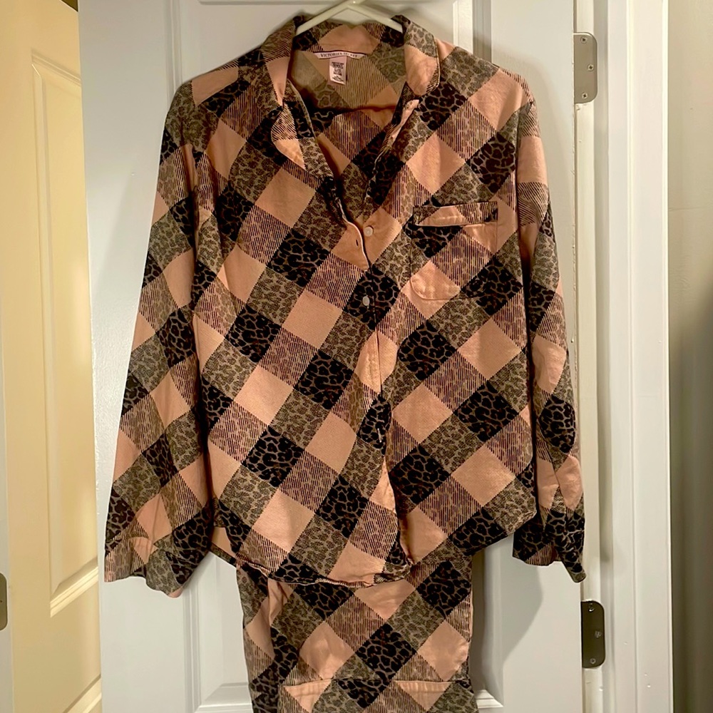 NWOT VICTORIA SECRET PINK BLACK AND LEOPARD PAJAMA SET